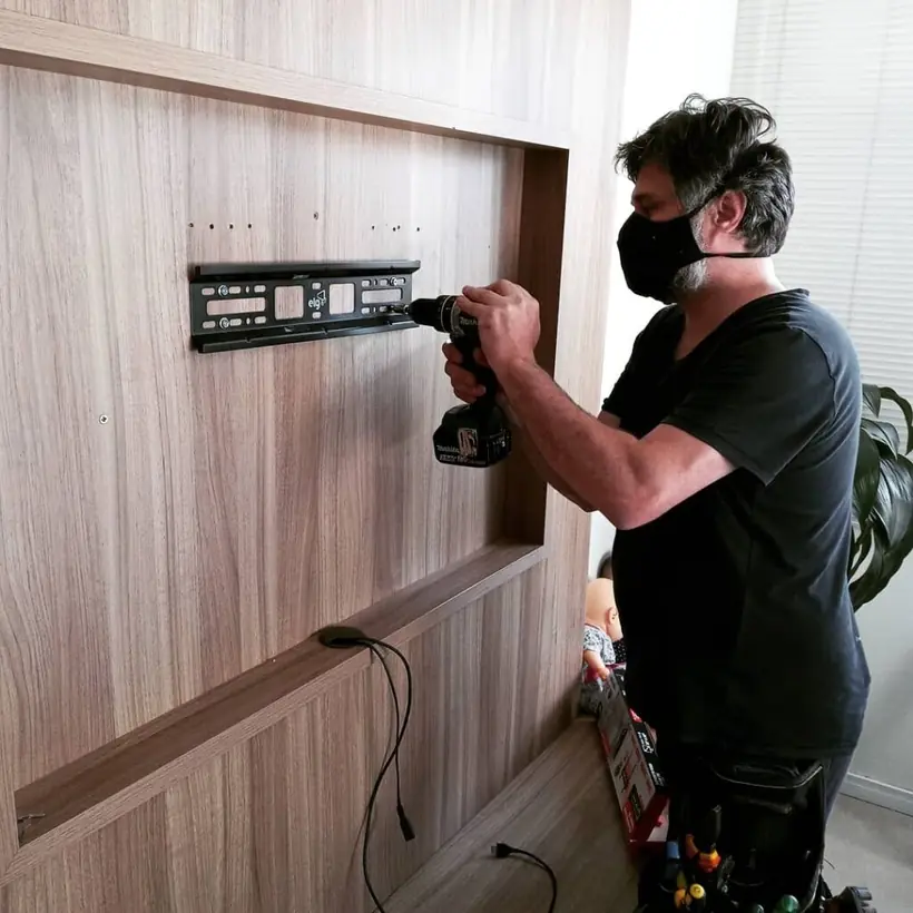 Fixação do suporte de TV em painel de madeira, apartamento em Florianópolis