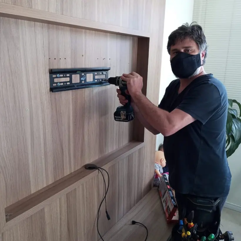 Furação e nivelamento do suporte antes de pendurar a TV