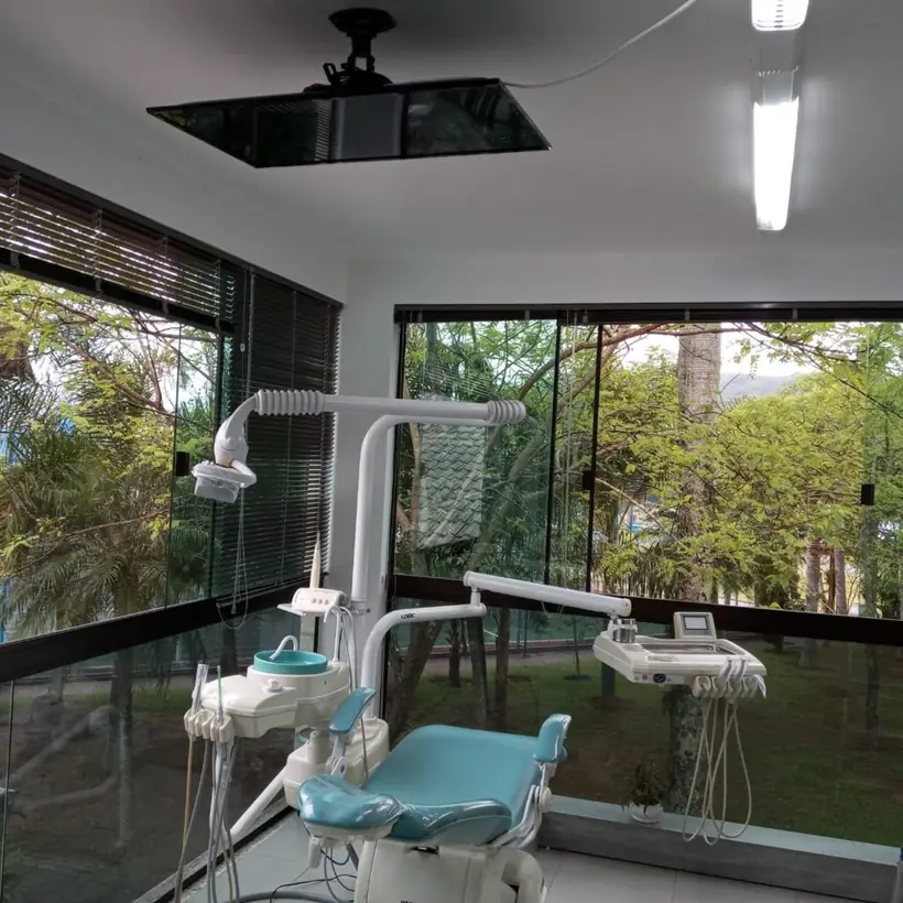 Suporte de teto para TV instalado em consultório odontológico