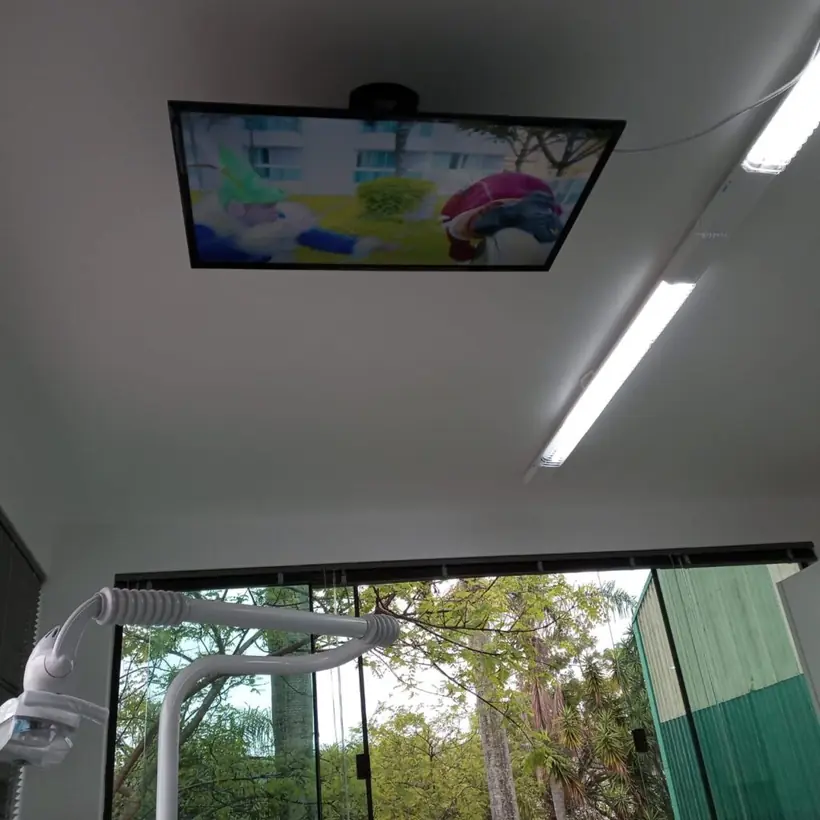 TV de teto ligada e nivelada após a instalação