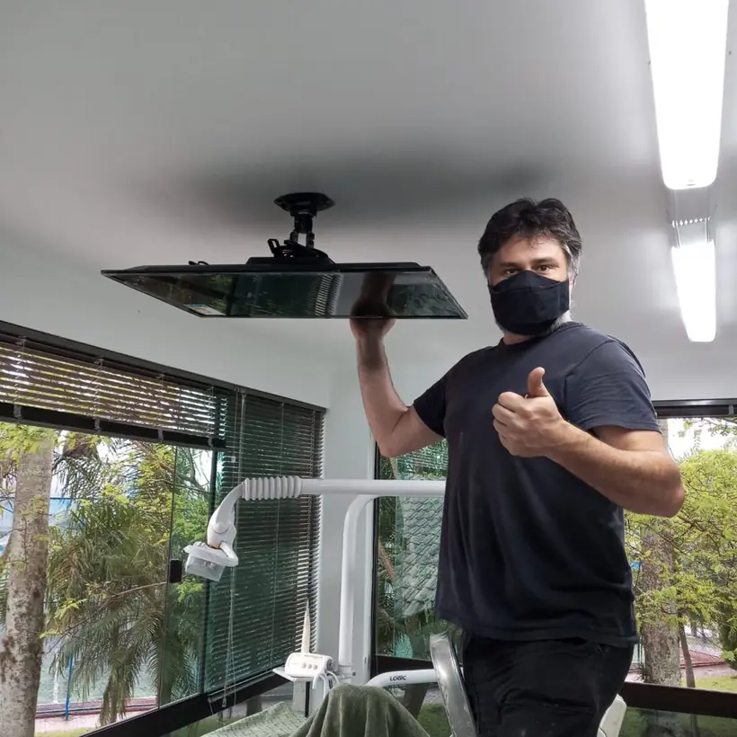 Encaixe da TV no suporte de teto durante a instalação