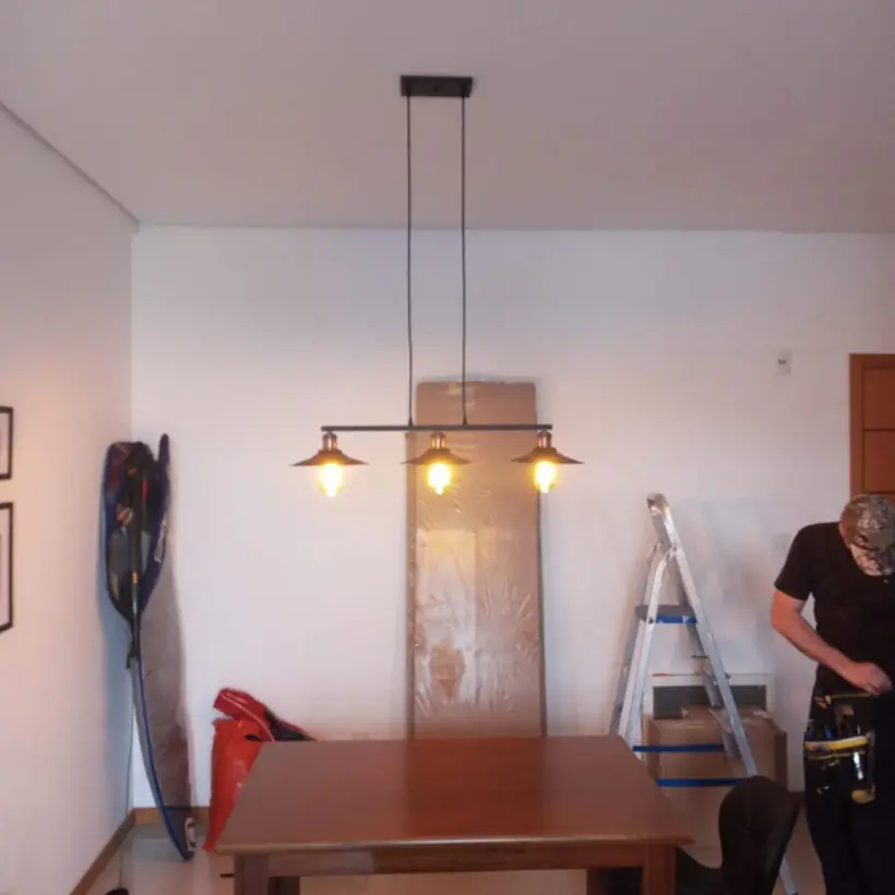 Instalação de luminárias pendentes sobre a mesa de jantar