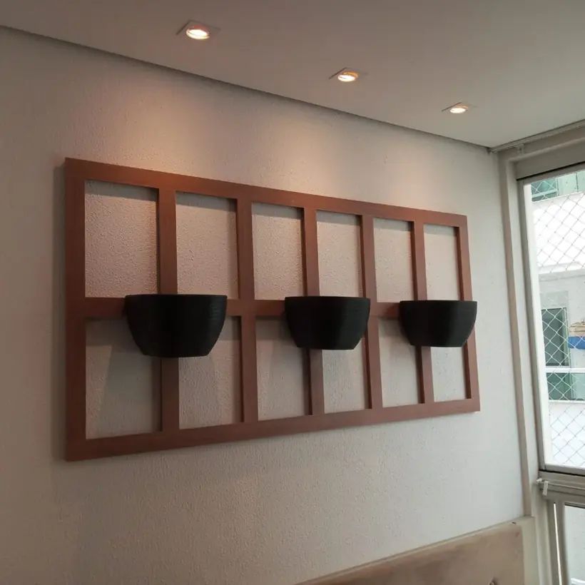 Painel ripado de madeira com jardineiras fixadas na parede da sala