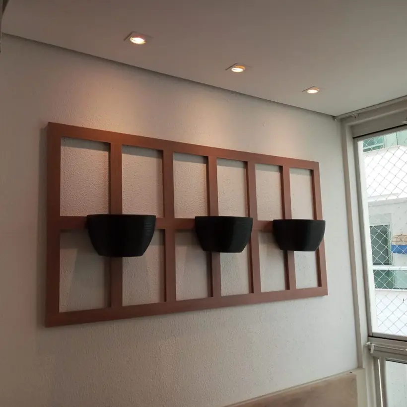 Painel de madeira com vasos: acabamento concluído