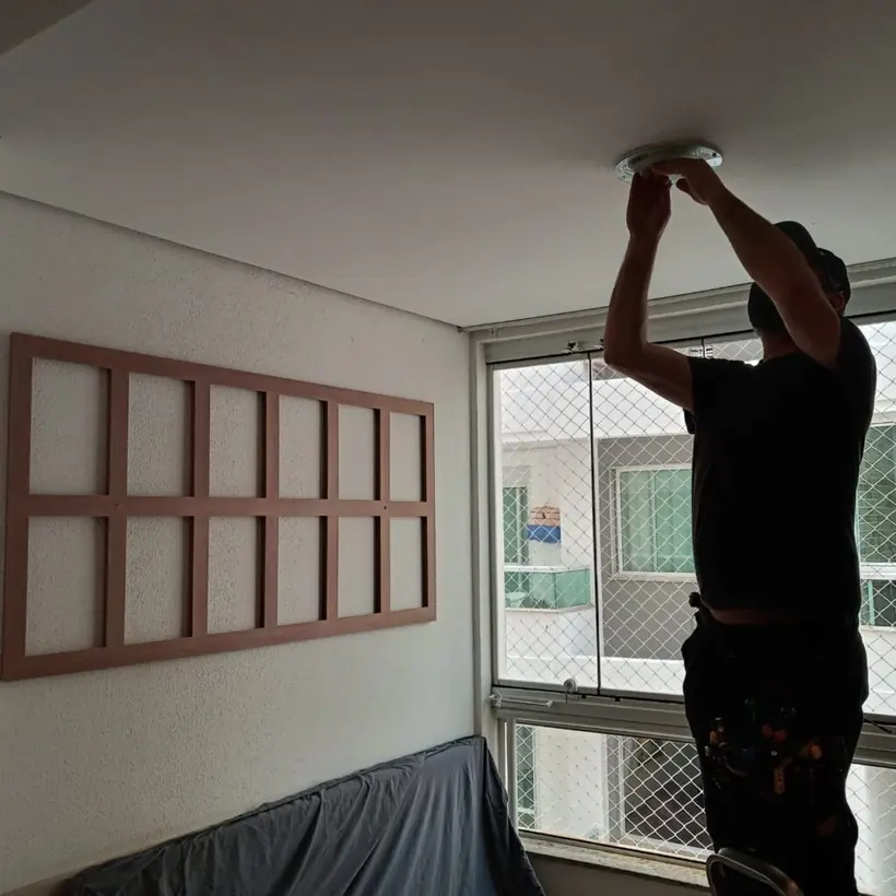 Fixação de luminária de teto na sala