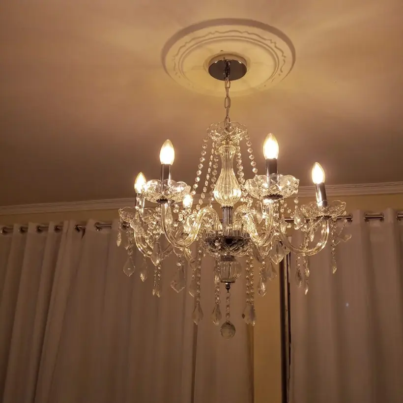 Lustre de cristal instalado com rosácea de gesso
