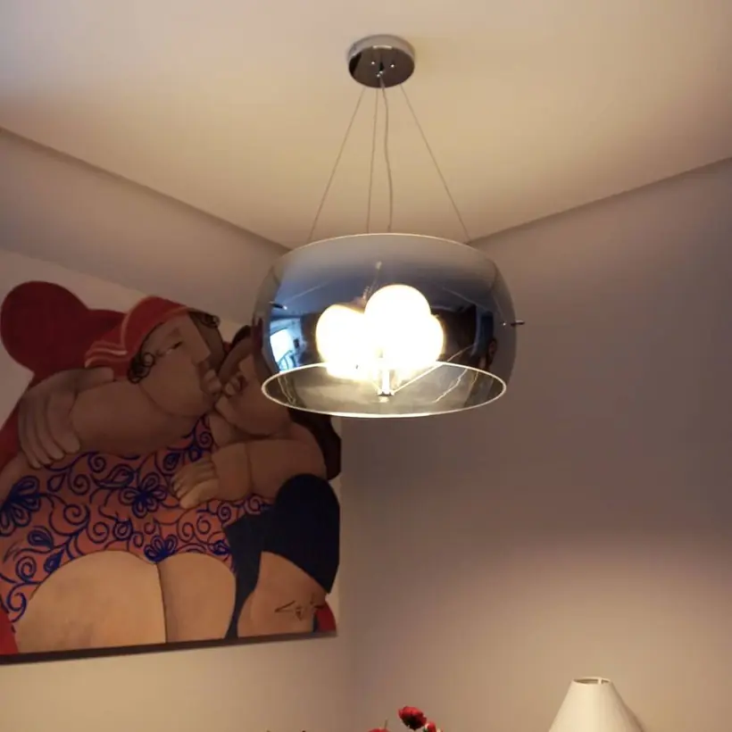 Pendente de vidro instalado na sala de estar