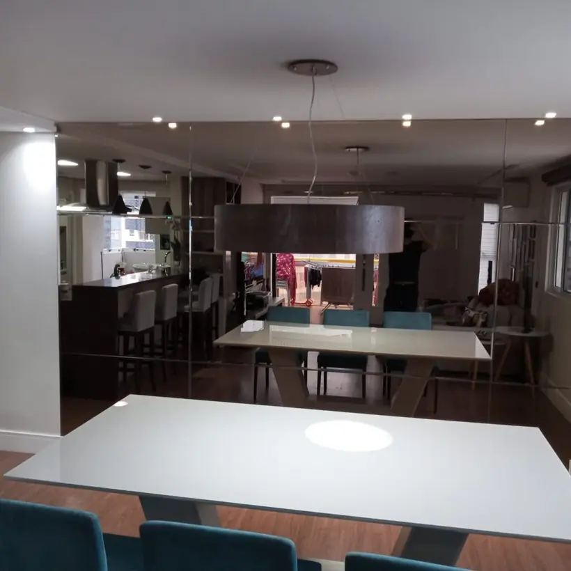 Pendente sobre a mesa de jantar em apartamento no Centro