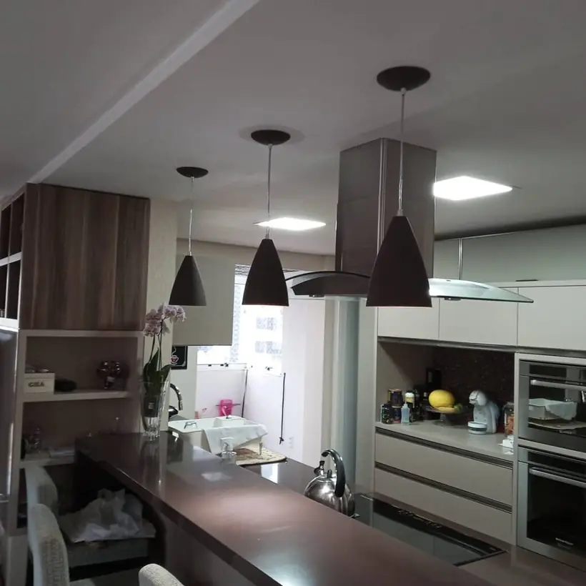 Pendentes pretos instalados na bancada da cozinha