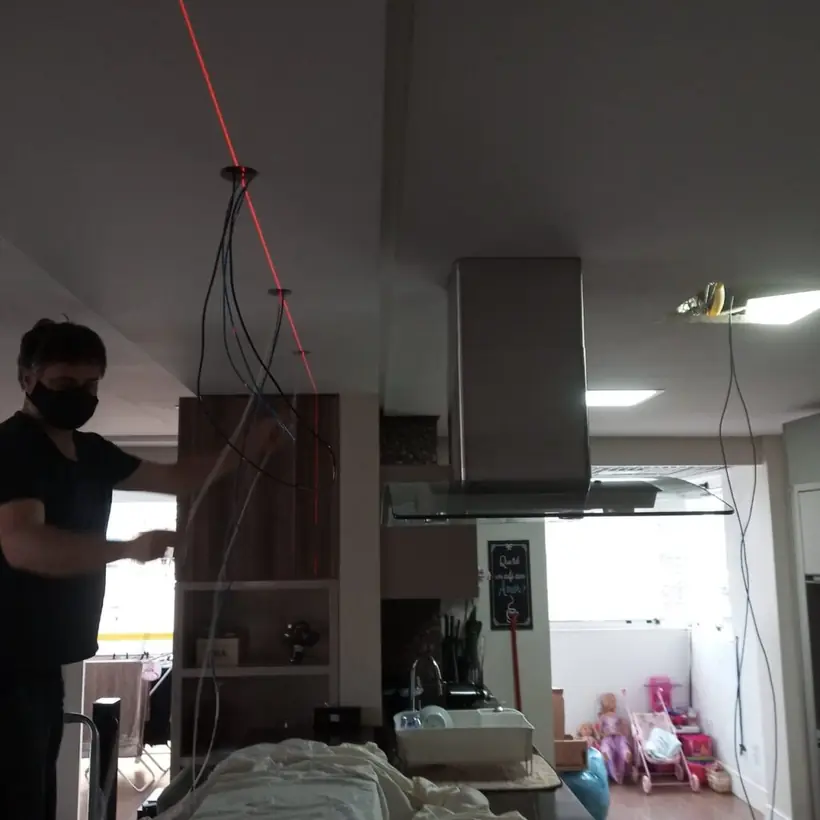 Marcação com nível a laser para instalação da coifa