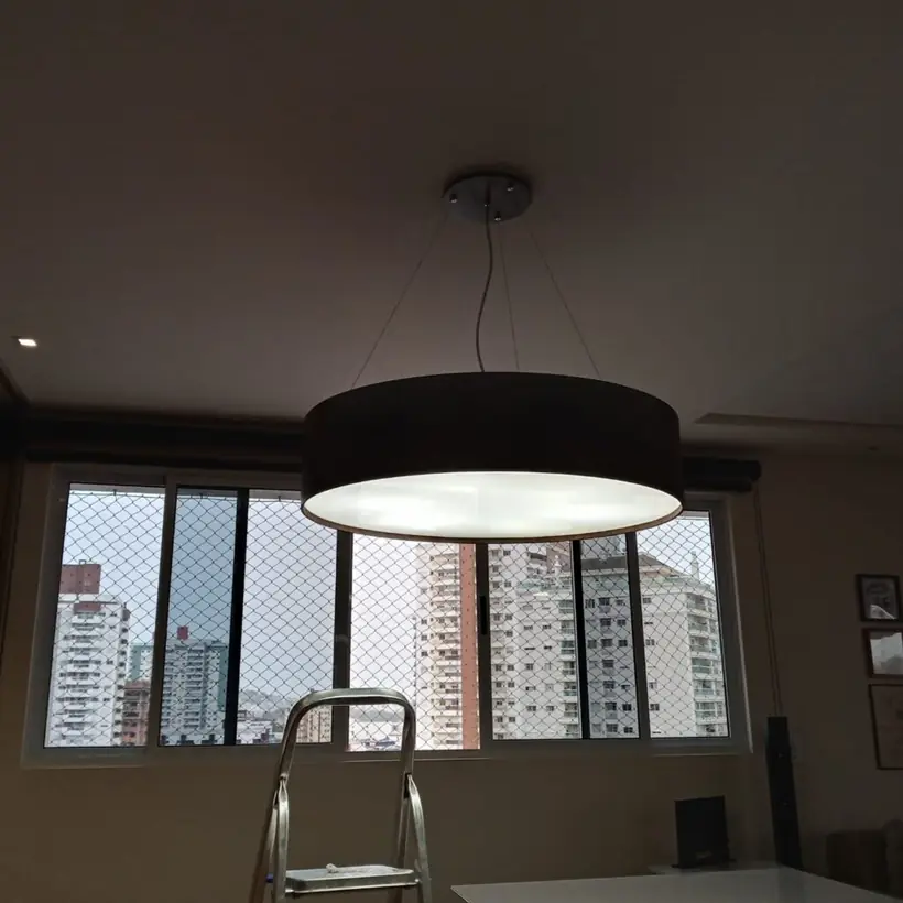 Pendente alinhado ao centro da mesa de jantar