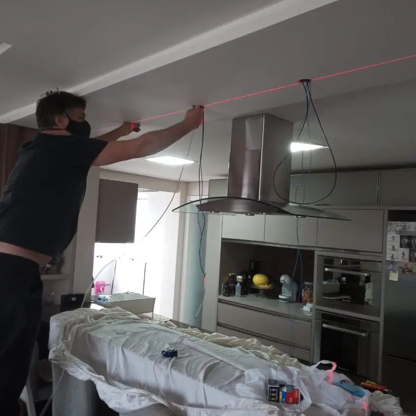 Instalação de coifa com nivelamento a laser