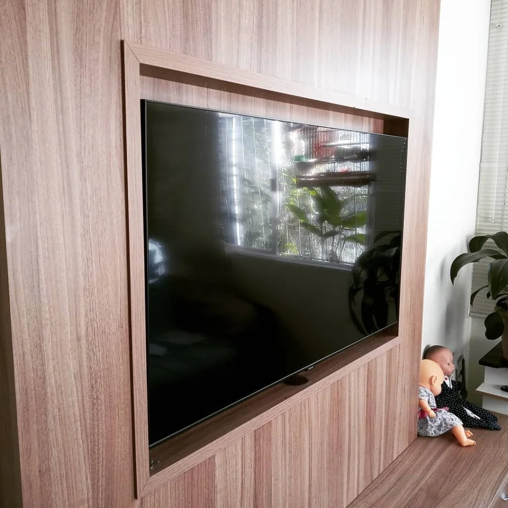 TV instalada no painel com os cabos escondidos, serviço concluído